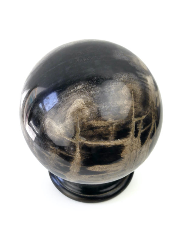 Grosse boule de bois pétrifié du Miocène sur socle en bois tourné (dessus)