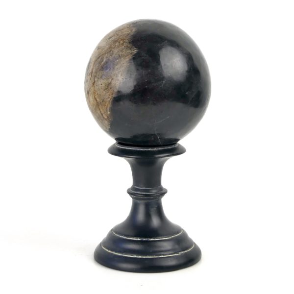 Petite boule de bois pétrifié du Miocène sur socle