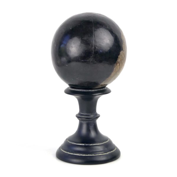 Petite boule de bois pétrifié du Miocène sur socle