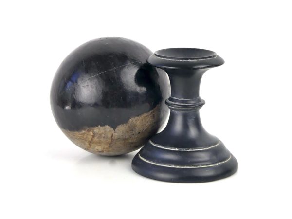 Petite boule de bois pétrifié du Miocène sur socle
