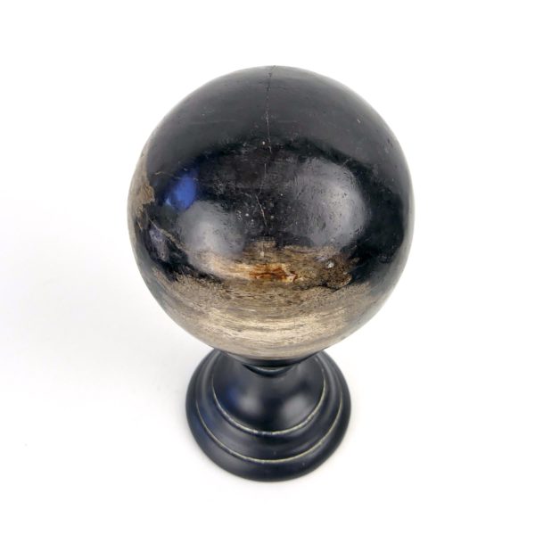Petite boule de bois pétrifié du Miocène sur socle (dessus)