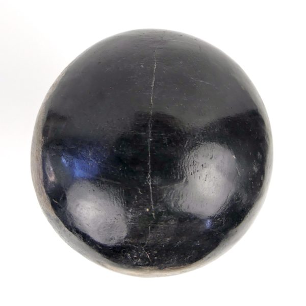 Petite boule de bois pétrifié du Miocène sur socle (dessus)