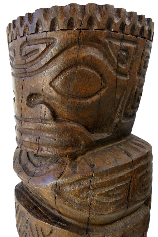 Grand Tiki massif couronné ancien et lourd en bois de cocotier (détail 3/4)
