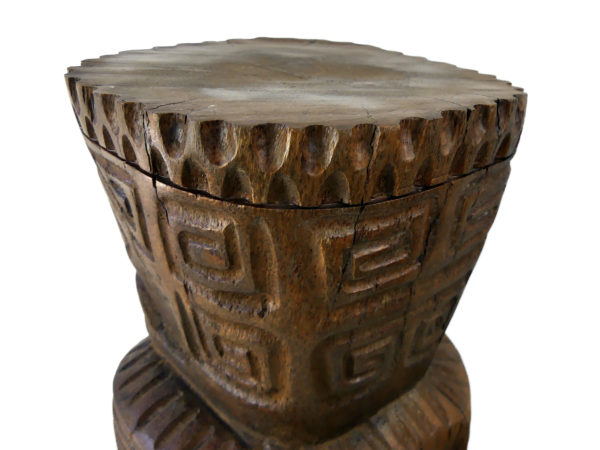 Grand Tiki massif couronné ancien et lourd en bois de cocotier (détail)