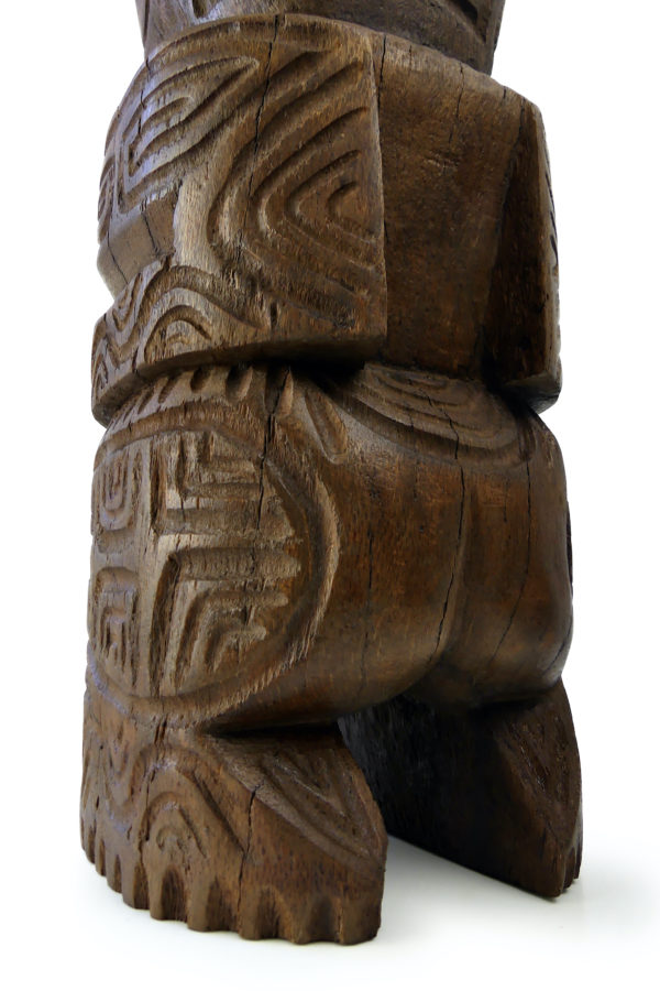 Grand Tiki massif couronné ancien et lourd en bois de cocotier (détail 3/4 dos)