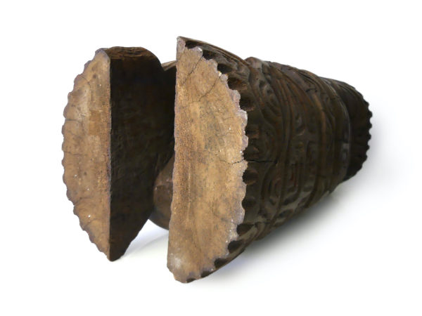 Grand Tiki massif couronné ancien et lourd en bois de cocotier (dessous)