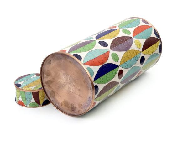 Pot à thé cloisonné blanc et multicolore Fabienne Jouvin (dessous 3/4)