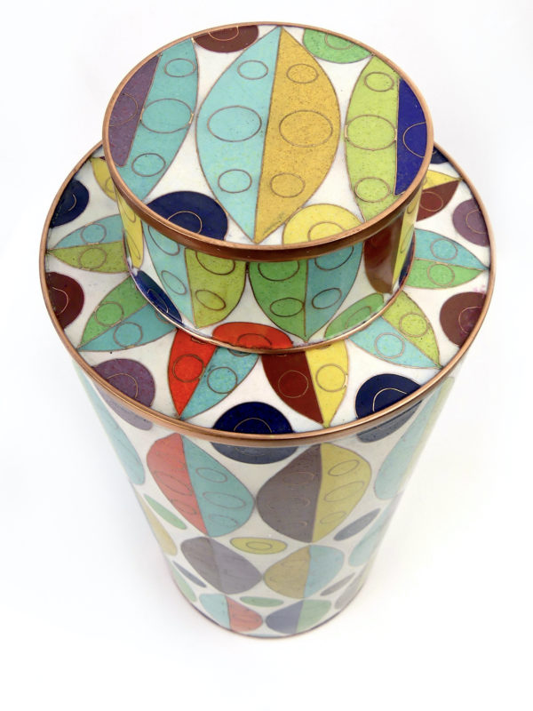Pot à thé cloisonné blanc et multicolore Fabienne Jouvin (dessus 3/4)