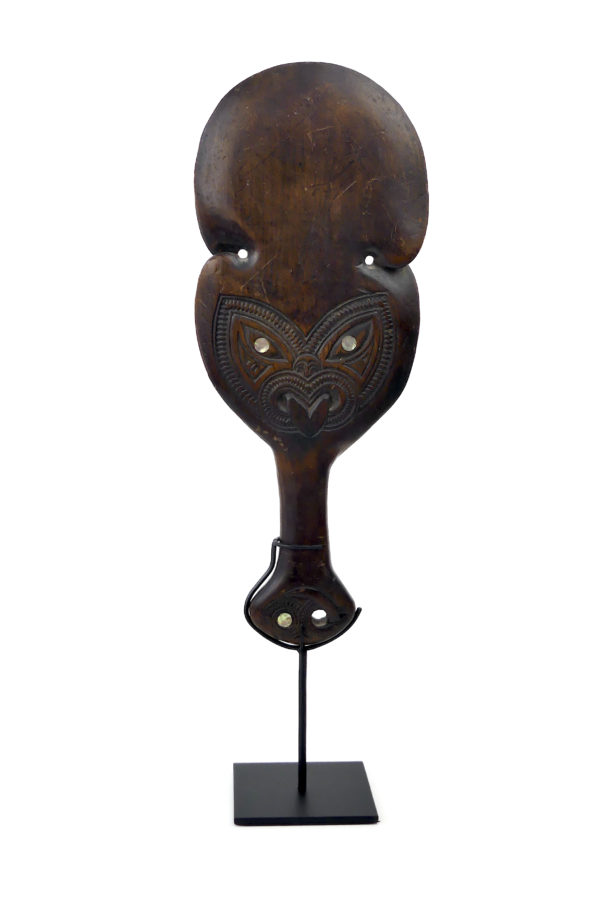 Kotiate massue maorie en bois et ormeau soclée Nouvelle-Zélande (face)