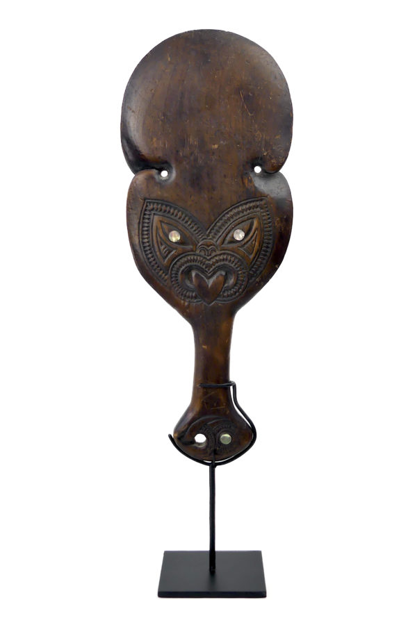 Kotiate massue maorie en bois et ormeau soclée Nouvelle-Zélande (face)
