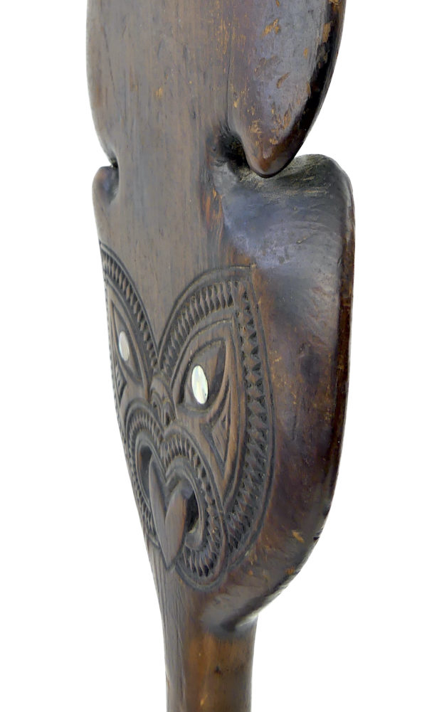 Kotiate massue maorie en bois et ormeau soclée Nouvelle-Zélande (détail 3/4)