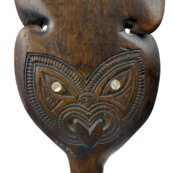 Kotiate massue maorie en bois et ormeau soclée Nouvelle-Zélande (détail)