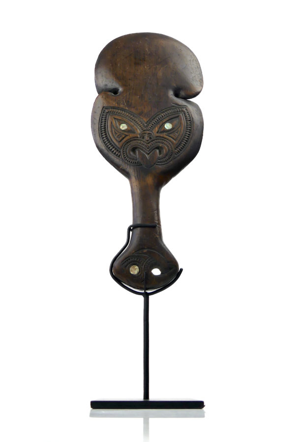 Kotiate massue maorie en bois et ormeau soclée Nouvelle-Zélande (face)