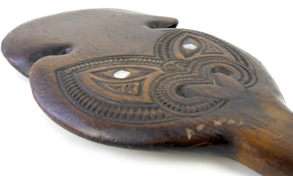 Kotiate massue maorie en bois et ormeau soclée Nouvelle-Zélande (détail 3/4)