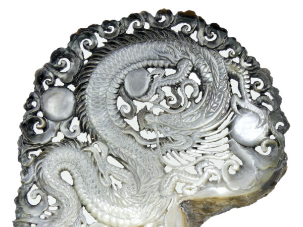 Dragon ciselé sur coquille Pinctada margaritifera sur socle (détail)