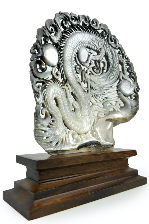 Dragon ciselé sur coquille Pinctada margaritifera sur socle (3/4)