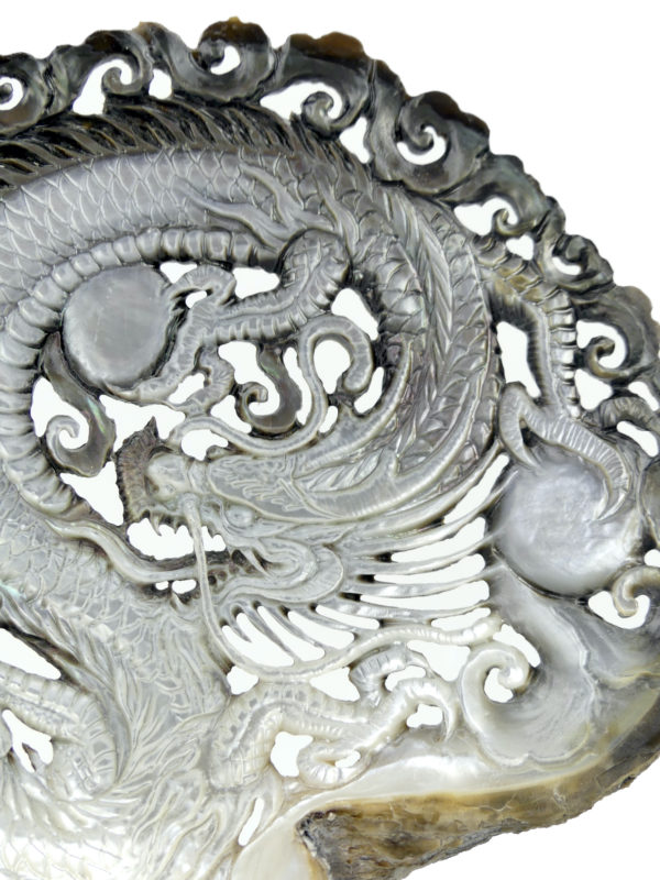 Dragon ciselé sur coquille Pinctada margaritifera sur socle (détail)