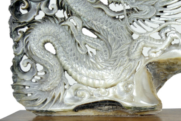 Dragon ciselé sur coquille Pinctada margaritifera sur socle (détail)