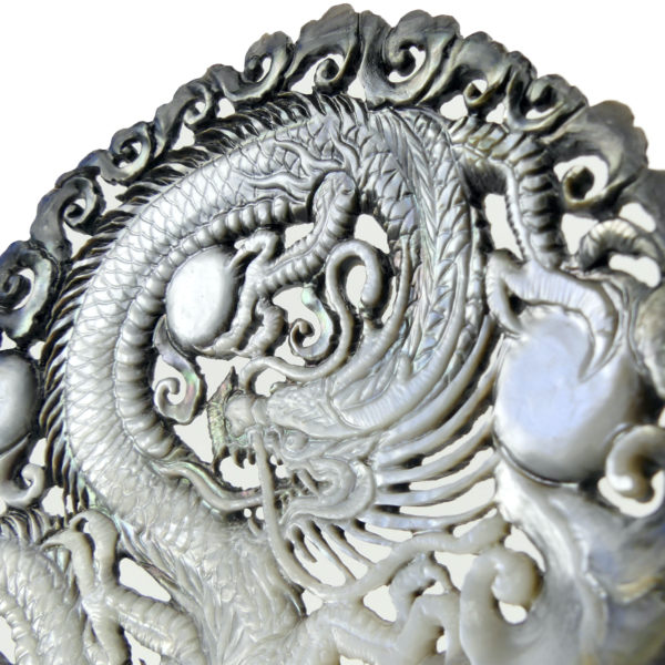 Dragon ciselé sur coquille Pinctada margaritifera sur socle (détail)