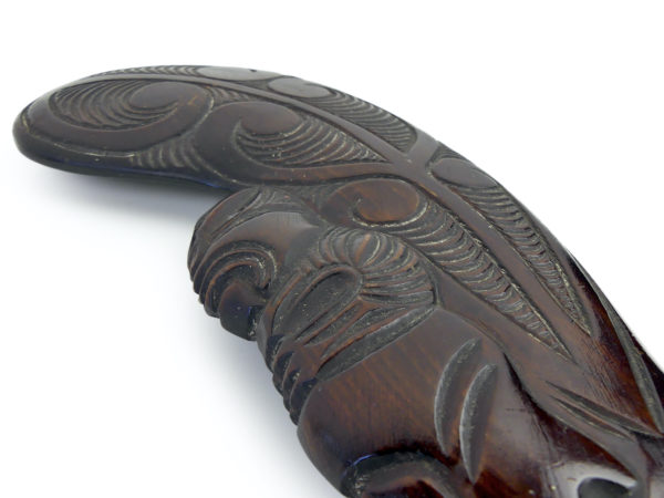 Massue Wahaika maorie en bois et ormeau Nouvelle-Zélande (détail)