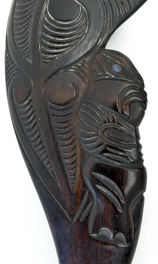 Massue Wahaika maorie en bois et ormeau Nouvelle-Zélande (détail)