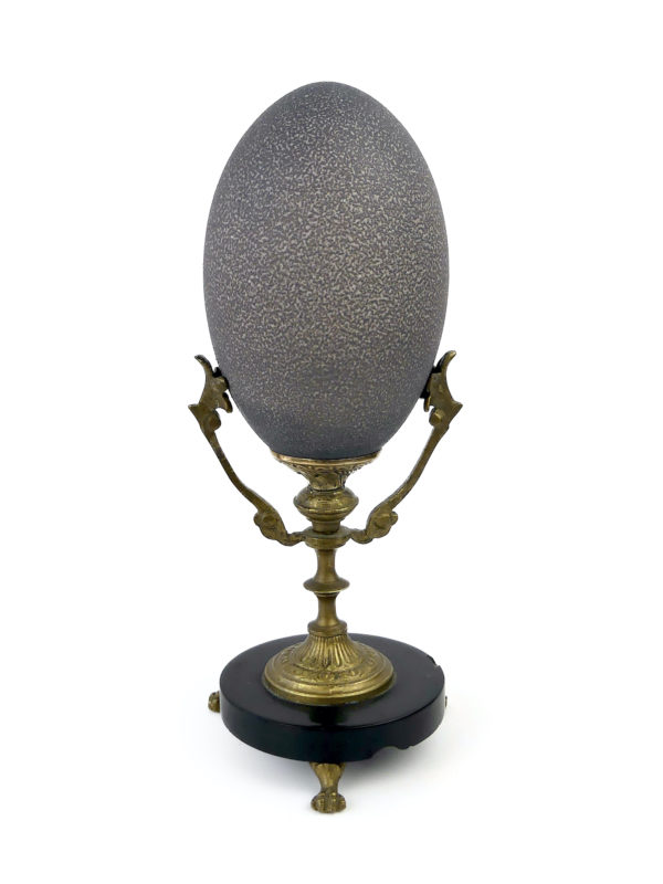 Œuf de casoar monté sur pied en bronze et marbre noir (dos)