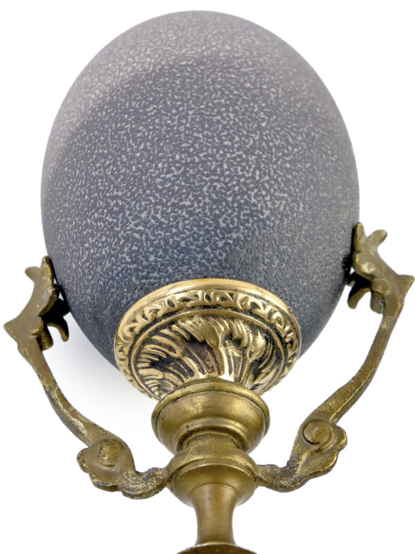 Œuf de casoar monté sur pied en bronze et marbre noir (dessous détail)