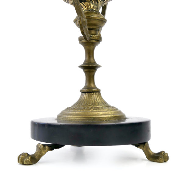 Œuf de casoar monté sur pied en bronze et marbre noir (détail)