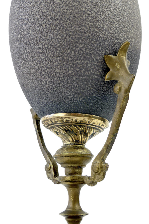 Œuf de casoar monté sur pied en bronze et marbre noir (détail)