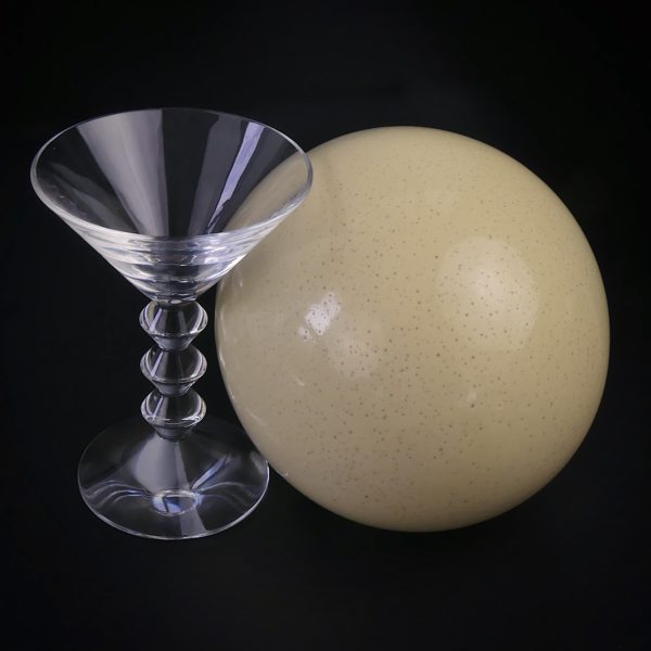 Œuf d’autruche sauvage sur coupe en cristal de Baccarat (dessus)