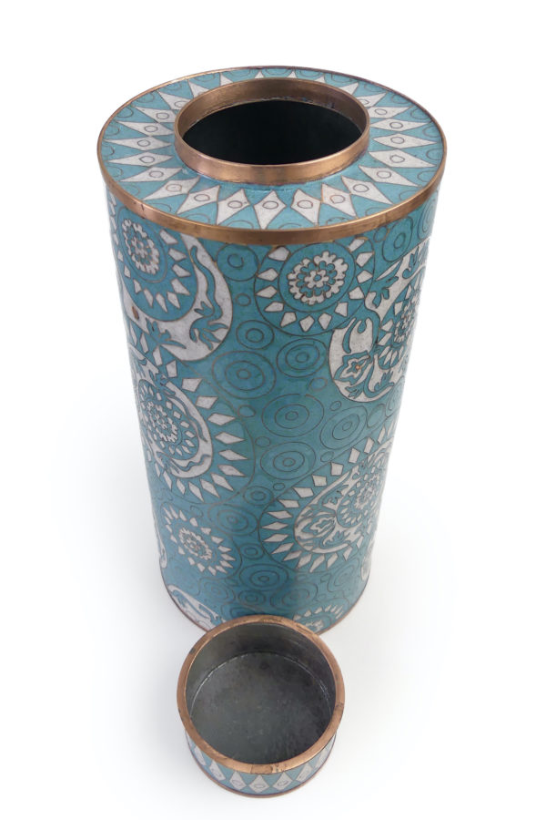 Pot long bleu et blanc en cloisonné Fabienne Jouvin (dessus ouvert)