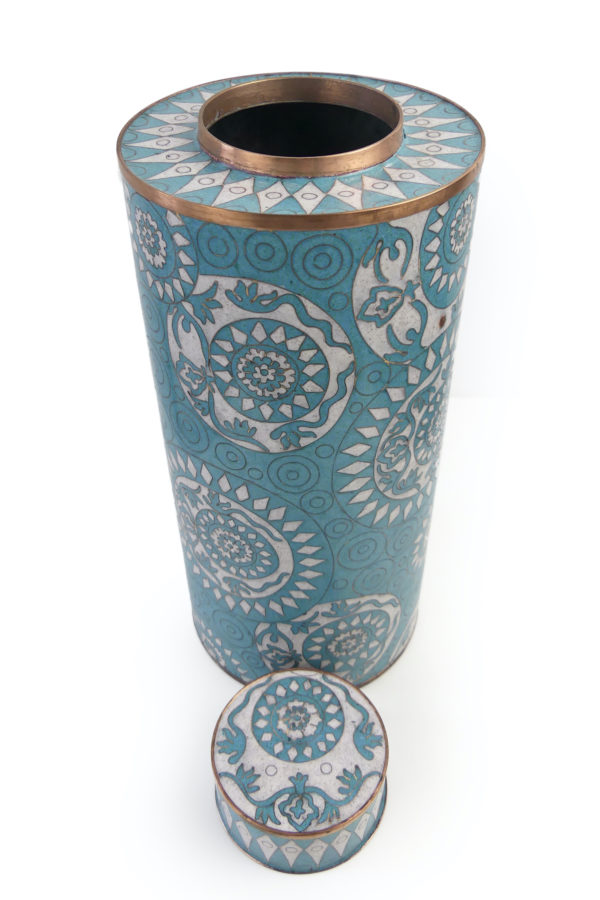 Pot long bleu et blanc en cloisonné Fabienne Jouvin (dessus ouvert)