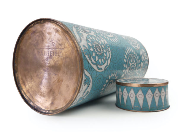 Pot long bleu et blanc en cloisonné Fabienne Jouvin (dessous 3/4)