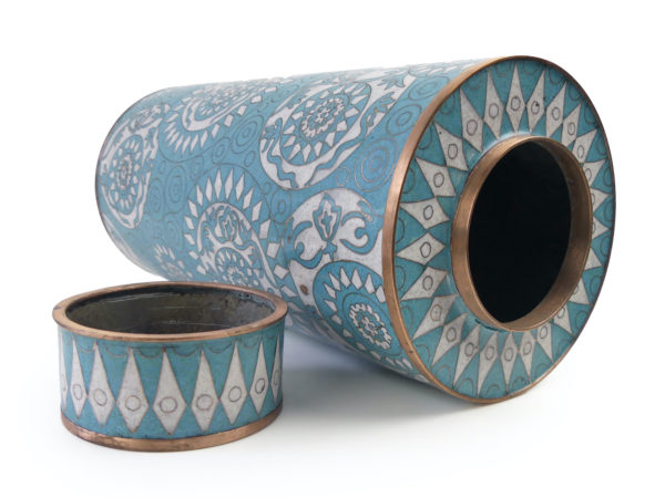 Pot long bleu et blanc en cloisonné Fabienne Jouvin (dessus 3/4)