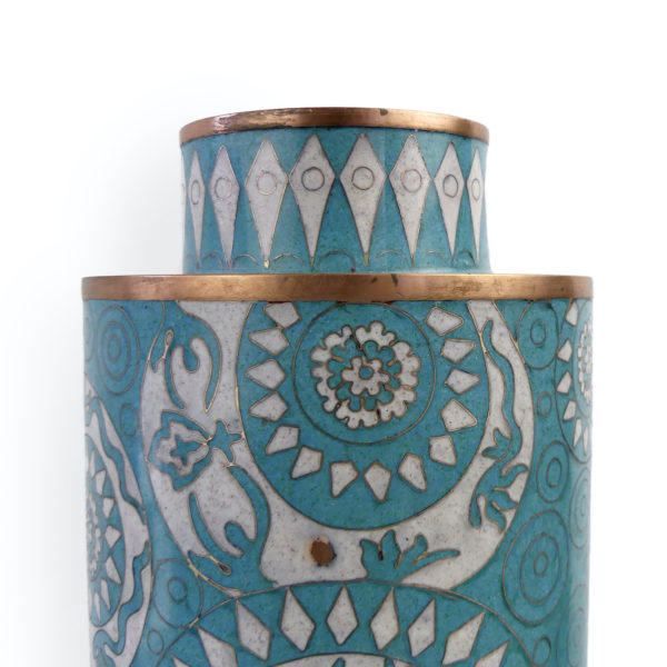 Pot long bleu et blanc en cloisonné Fabienne Jouvin (détail)