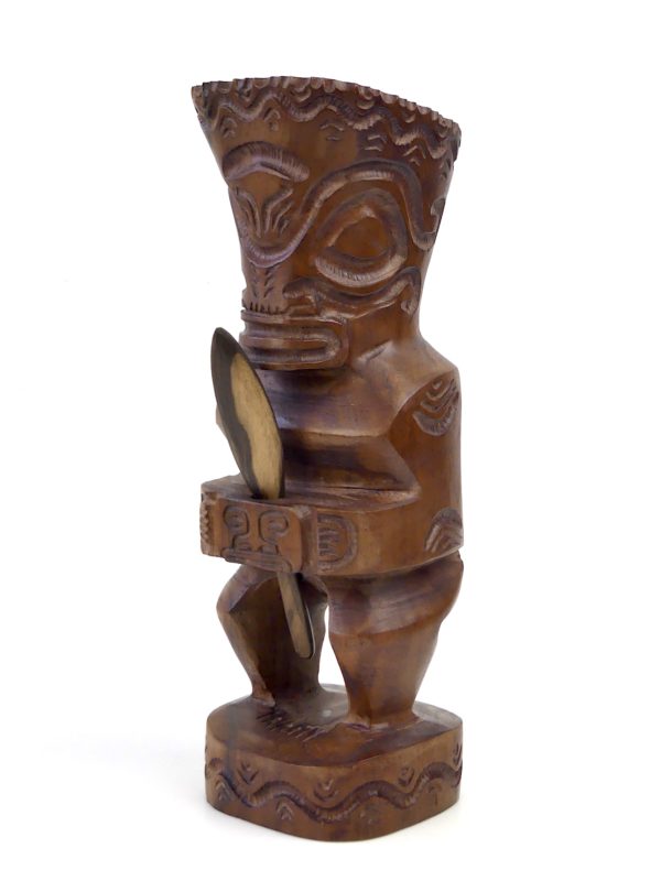 Petit Tiki Tahiti couronné en bois de rose d’Océanie avec lance (3/4)