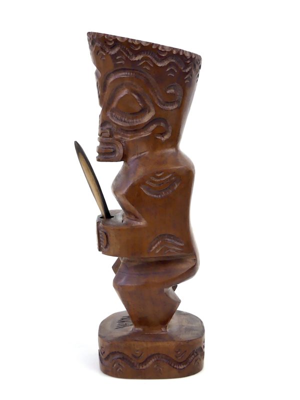 Petit Tiki Tahiti couronné en bois de rose d’Océanie avec lance (profil)