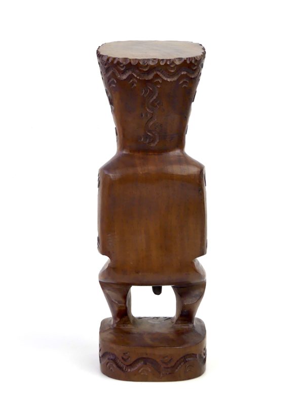 Petit Tiki Tahiti couronné en bois de rose d’Océanie avec lance (dos)