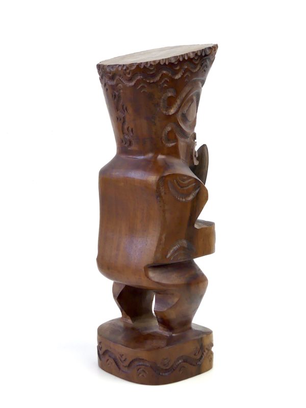 Petit Tiki Tahiti couronné en bois de rose d’Océanie avec lance (3/4 dos)
