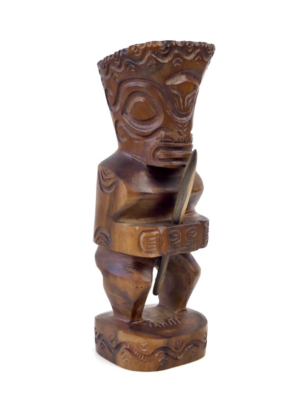 Petit Tiki Tahiti couronné en bois de rose d’Océanie avec lance (3/4)