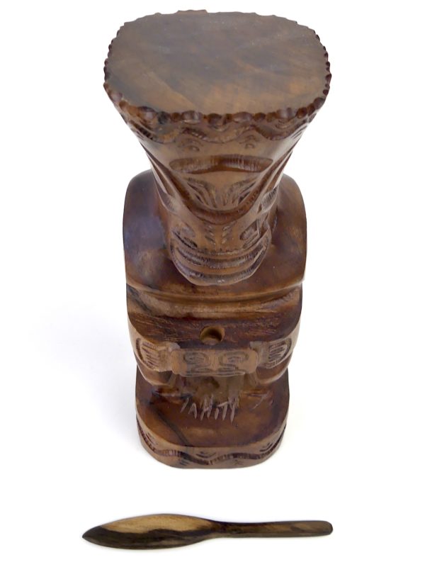 Petit Tiki Tahiti couronné en bois de rose d’Océanie avec lance (dessus)