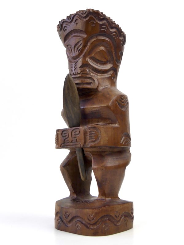 Petit Tiki Tahiti couronné en bois de rose d’Océanie avec lance (3/4)