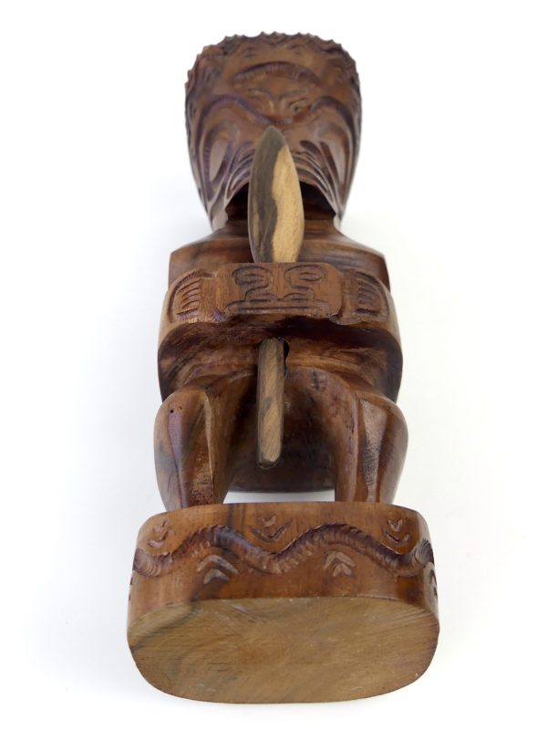Petit Tiki Tahiti couronné en bois de rose d’Océanie avec lance (dessous)