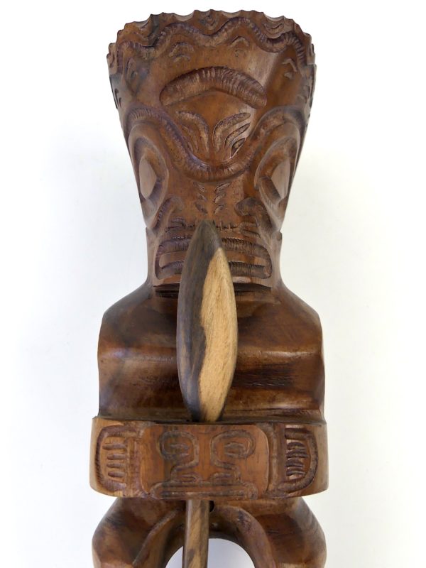 Petit Tiki Tahiti couronné en bois de rose d’Océanie avec lance (détail)
