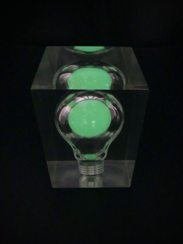 Ampoule phosphorescente Light Bulb de Pierre Giraudon (dessus)