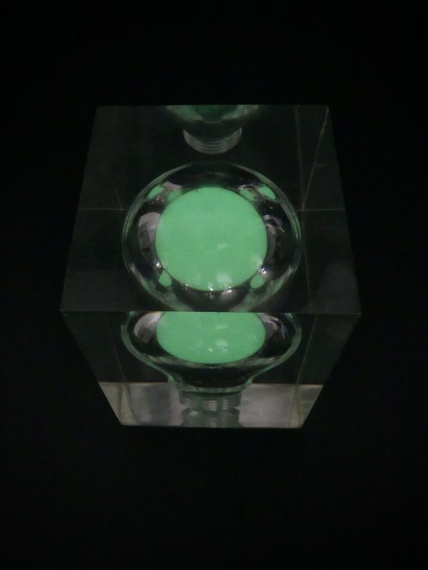 Ampoule phosphorescente Light Bulb de Pierre Giraudon (dessus)