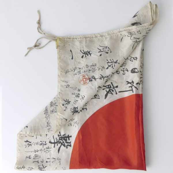 Hinomaru yosegaki drapeau japonais en soie Guerre du Pacifique (plié)