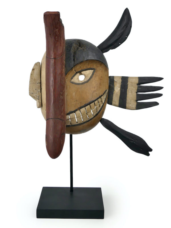 Masque du poisson Yupik sur pied Yukon Alaska (face)