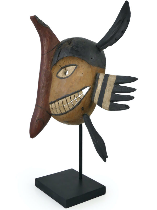 Masque du poisson Yupik sur pied Yukon Alaska (3/4)