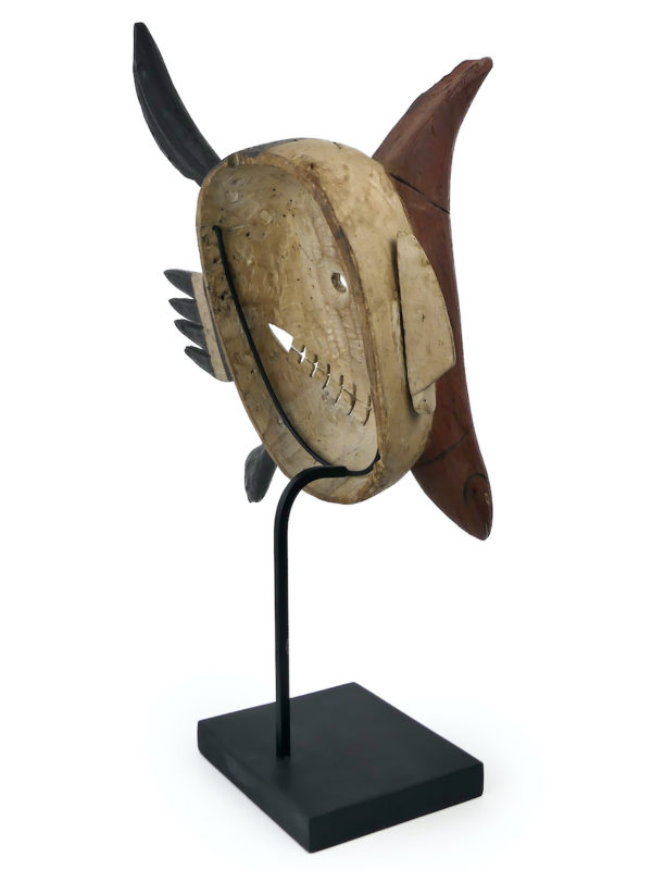 Masque du poisson Yupik sur pied Yukon Alaska (3/4 dos)